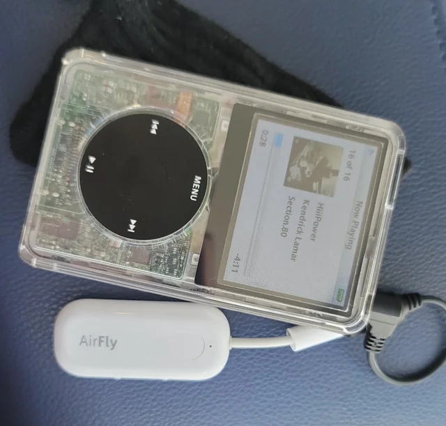 Apple iPod classic with wired headphones - Original Apple 'iPod In-Ear Headphones' Earbuds Wired 3.5mm 2004 ...