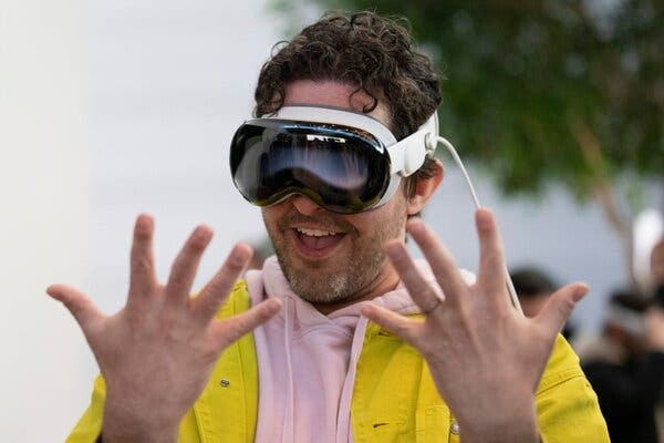 Apple Vision Pro hands-free - Vision Pro Goggles Are Not Safe While Driving a Tesla, U.S. Says ...