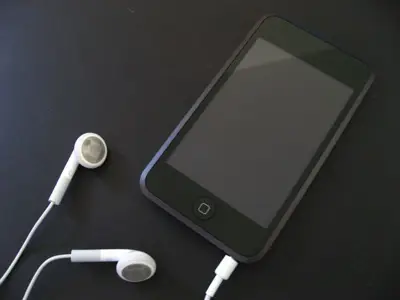 person holding old iPod Touch - Apple iPod Touch (2nd generation) review: Apple iPod Touch (2nd ...